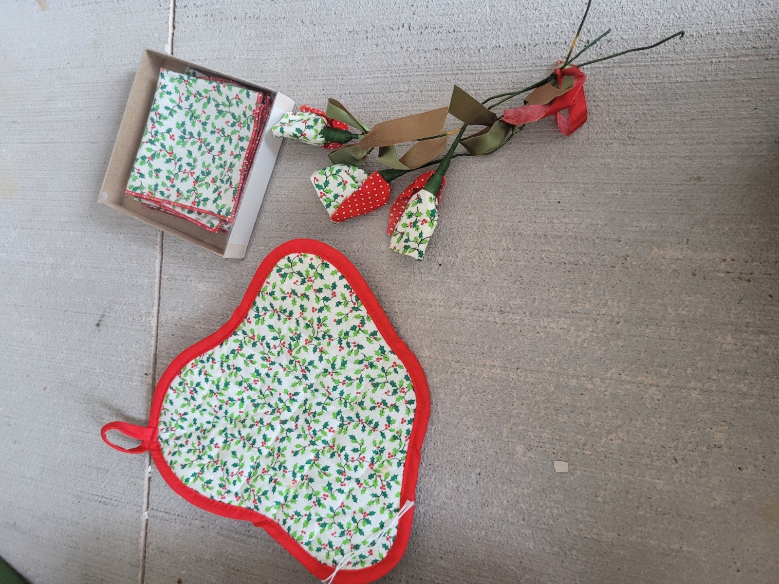 Handmade Christmas Kitchen Décor Set – Pot Holder, Napkins & Fabric Roses - Image 1