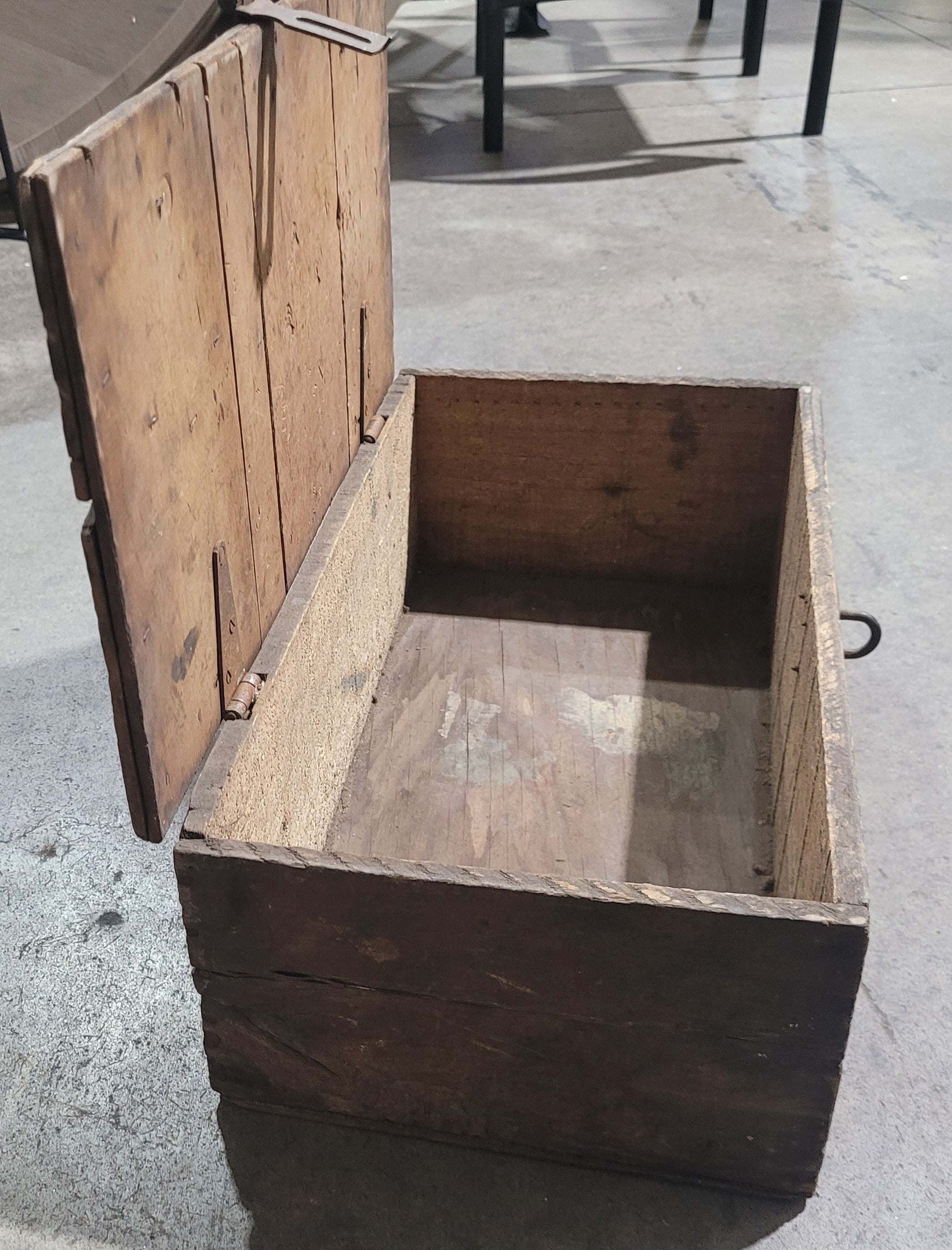 Antique Primitive Wooden Storage Box w/ Hinged Lid – Rustic Farmhouse Decor - Image 4