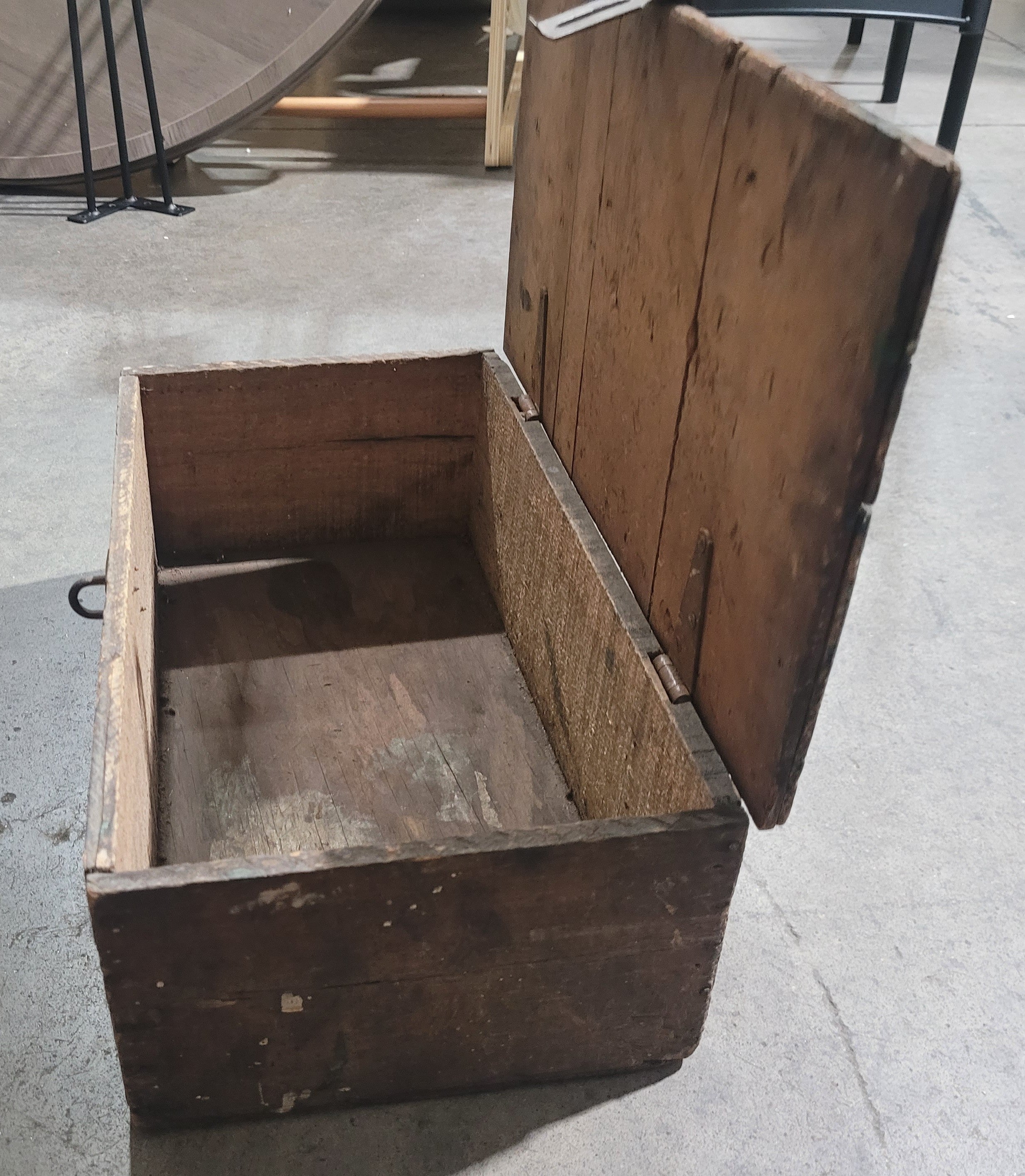 Antique Primitive Wooden Storage Box w/ Hinged Lid – Rustic Farmhouse Decor - Image 2