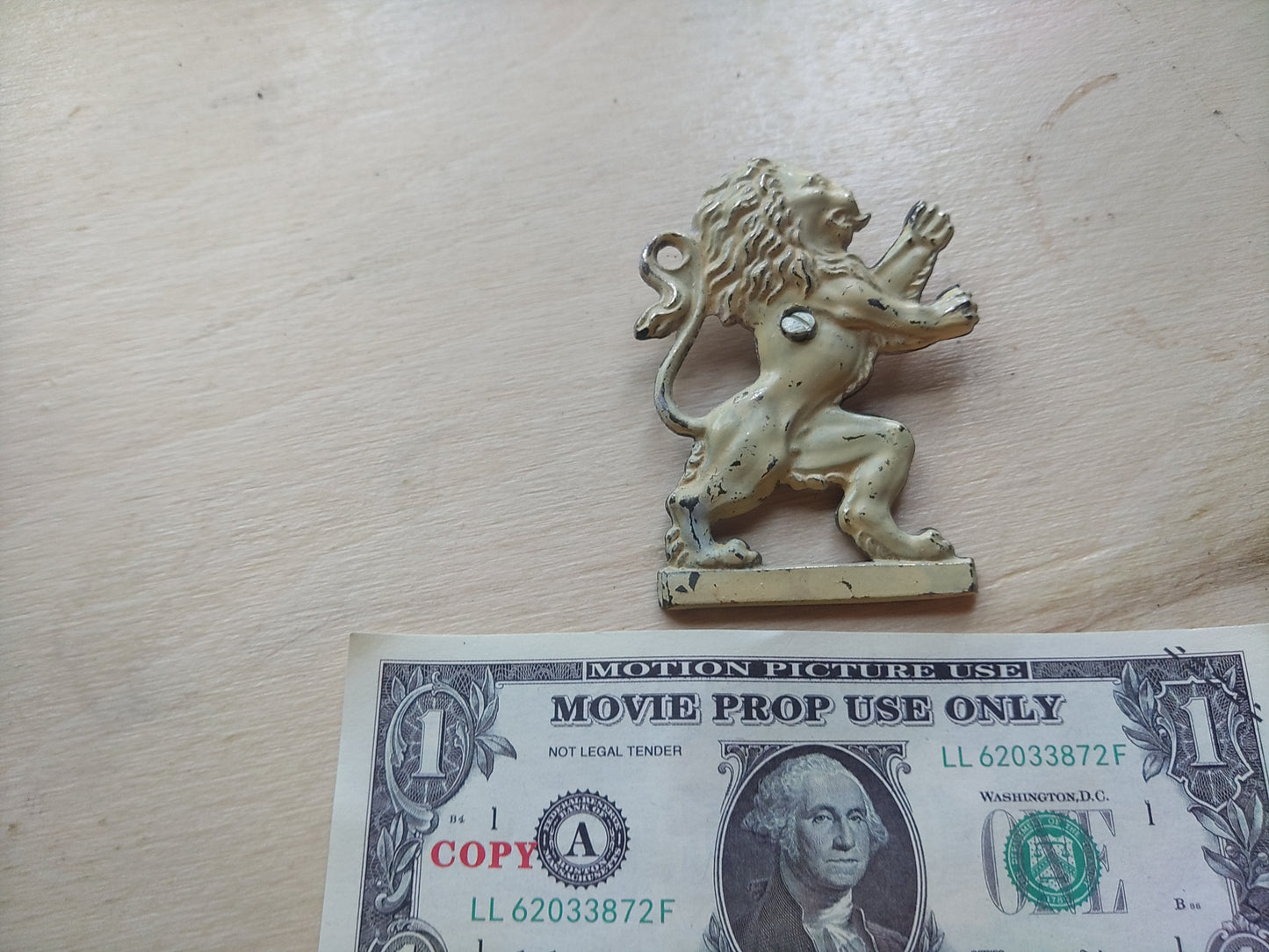 cast metal British "Lion Rampant"