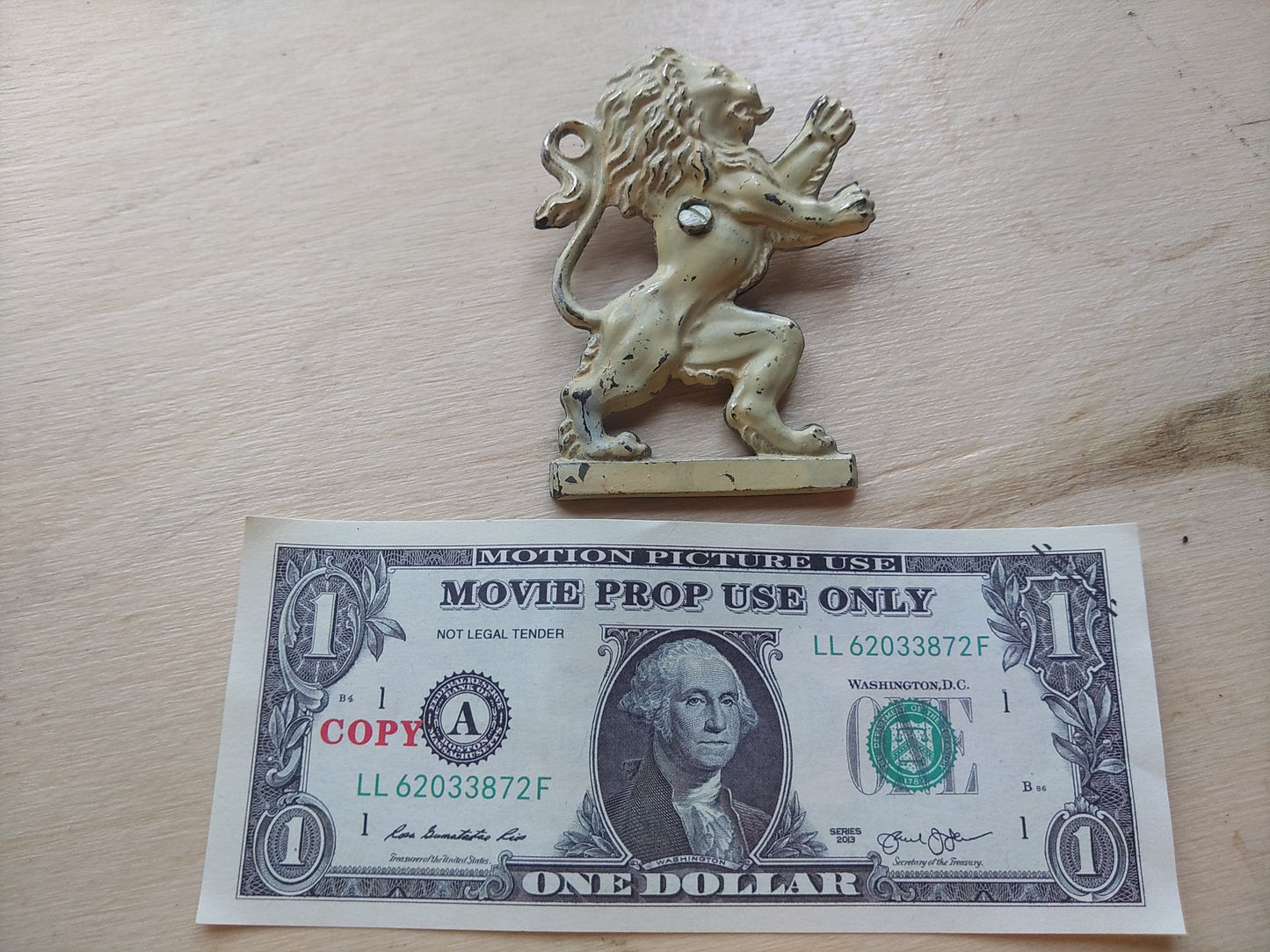 cast metal British "Lion Rampant"